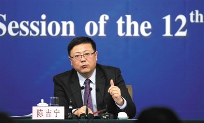 昨日，十二屆全國人大三次會(huì)議新聞中心，環(huán)保部部長陳吉寧回答中外記者提問。新京報(bào)記者 陳杰 攝