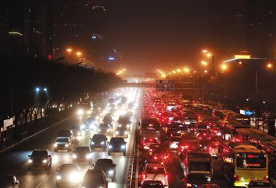 昨晚，因沙塵暴導(dǎo)致能見度低，長安街嚴(yán)重堵車。