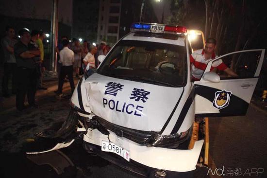 南都記者昨晚趕到現(xiàn)場時(shí)，交警及保險(xiǎn)公司已經(jīng)在處理事故，現(xiàn)場有很多圍觀者。