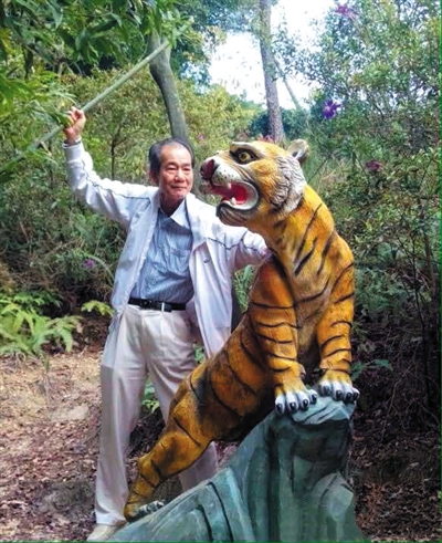 2015年1月10日，區(qū)少坤到廣東肇慶九龍湖游玩，拍攝打虎圖。