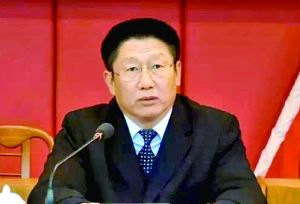 他曾身居要職，在仕途上平步青云，“連跳式”升官；他如今落馬，被查出近乎瘋狂地收受巨額利益、用公款送禮，還隱瞞“裸官”身份、在私企老板的安排下多次嫖娼、參與賭博、與多名女性通奸，被一線辦案人員形容為“五毒俱全”的干部。近日，深圳原市委常委、政法委書記蔣尊玉的貪腐歷程被披露。