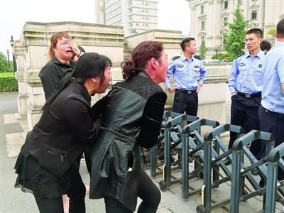 昨日，連恩青被執(zhí)行死刑。執(zhí)刑前，連恩青的父母和妹妹進(jìn)入溫嶺市看守所與連恩青見(jiàn)面，但其他親屬均被拒見(jiàn)最后一面?！”景鎴D片/CFP