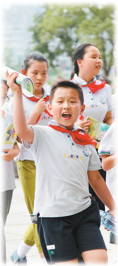 南京某小學(xué)學(xué)生在參加課外活動(dòng)。