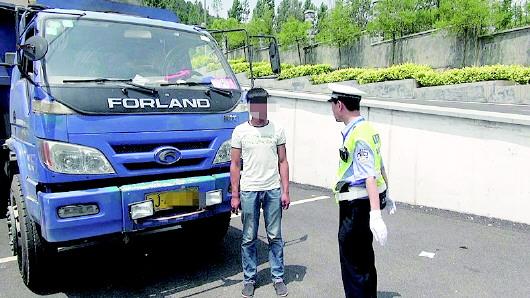 民警對(duì)持C1駕照駕駛大貨車、一年違法350余次的張某進(jìn)行批評(píng)教育。