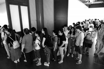 眾人排起長隊(duì)等待觀看中國第一畫《清明上河圖》。