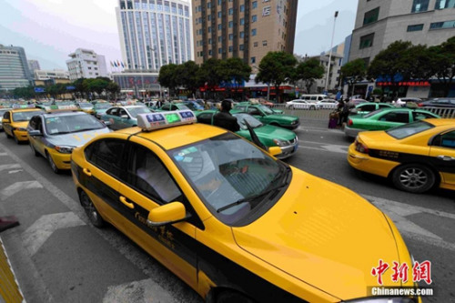 1月17日，福州華榕出租車公司期下的出租車在街頭候客。
