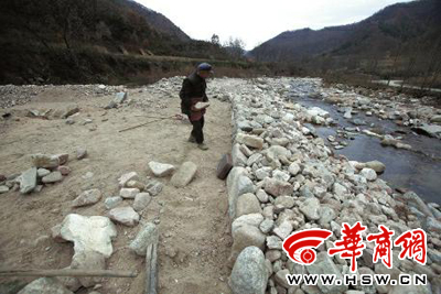 11月6日，93歲的鳳縣老人曾文財(cái)一吃完飯就又到河邊搬運(yùn)石頭加固河堤了