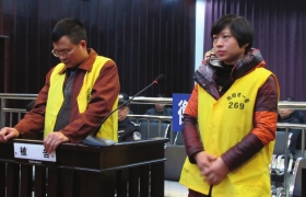 12月10日，衡陽市中級人民法院，顧湘陵（左）和妻子吳利君當(dāng)庭接受庭審。圖/通訊員李建輝