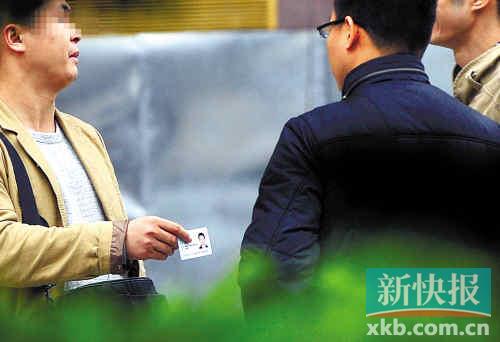 在進(jìn)行了近半個(gè)月暗訪調(diào)查中，有證販子告訴記者稱，二代身份證買賣已形成產(chǎn)業(yè)鏈，不僅貨源穩(wěn)定，生意也是相當(dāng)紅火?！稣褟V場附近，一名男子正向記者兜售二代身份證。
