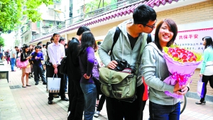 2011年11月11日，越秀區(qū)民政局，登記結(jié)婚的隊伍排了足有一百米長（資料圖片）?！∮浾唿S澄鋒攝