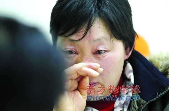 　　聽聞判決結(jié)果，被害人母親楊書會控制不住眼淚。南都記者徐文閣攝