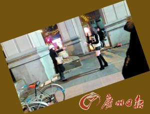 黑衣女拿著剪刀指著“保時(shí)捷女孩”。