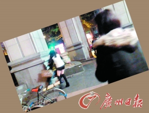 踢落剪刀后欲抱住黑衣女。