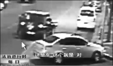 事發(fā)現(xiàn)場(chǎng)監(jiān)控錄像顯示，白圈內(nèi)的被害人老丁，正在牧馬人越野車旁收費(fèi)。 圖片來自電視截圖