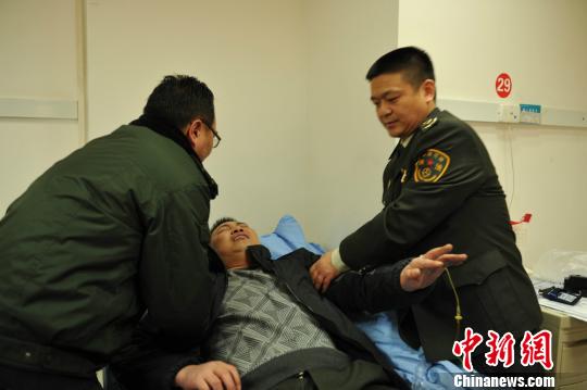 被“黑車”頂跑近5公里的執(zhí)法隊員周應鑄被送至醫(yī)院急救?！￠Z成全　攝