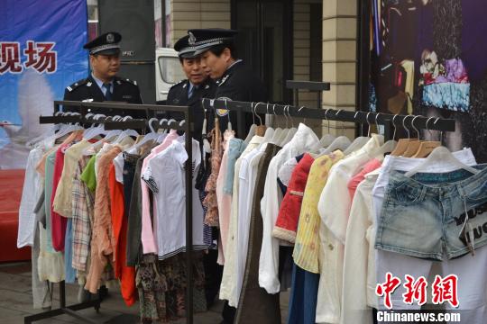 警方展示的部分被盜服裝?！∷瘟⒊z