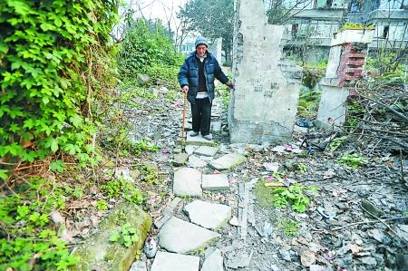昨日，大渡口區(qū)，徐建高老人走在他鋪成的石子路上。 記者 張路橋 攝