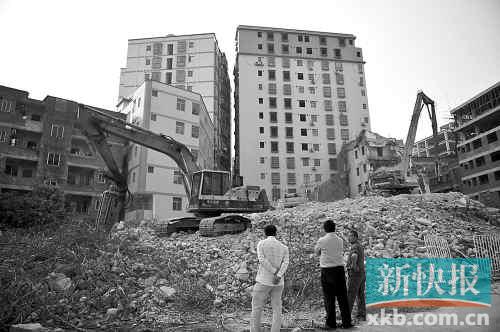 在無(wú)數(shù)次專項(xiàng)行動(dòng)和強(qiáng)拆風(fēng)暴的背后，是衍生出的各色潛規(guī)則。