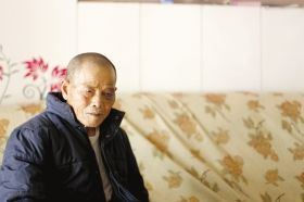 4月15日，劉爹爹的一只眼睛上有明顯的淤青。