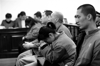 昨日，因涉嫌誘騙男網(wǎng)友進行高額消費，海淀區(qū)一咖啡廳負責人及“吧女”等14人受審。新京報記者 王貴彬 攝