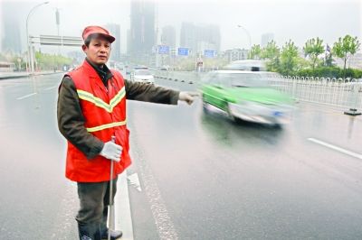 　肖慶旭師傅在事發(fā)地點講述經(jīng)過。記者李銳 攝