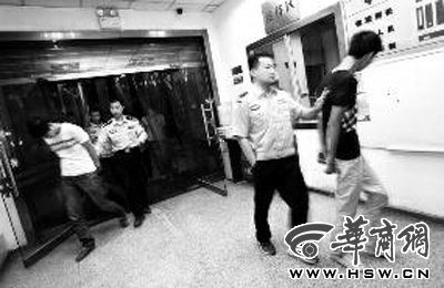 三人搶劫孕婦后，被警方和群眾合力抓獲 王警/攝