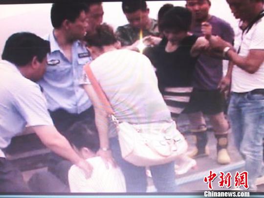 宗德宇緩緩靠近跳樓女子?！O程　攝