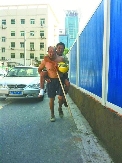 “謝謝，我們身上灰多，怕把車(chē)弄臟了”