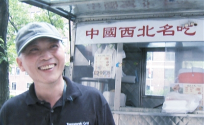 這是謝云峰在美國(guó)紐約街頭餐車(chē)前的視頻截圖。