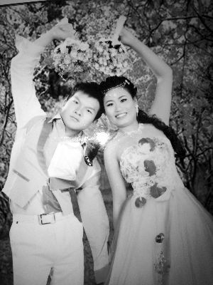 結(jié)婚照中的阿妮笑容燦爛，現(xiàn)實(shí)中，這對(duì)“跨國速成夫妻”還處在并不愉快的磨合過程中 本版均為資料圖片