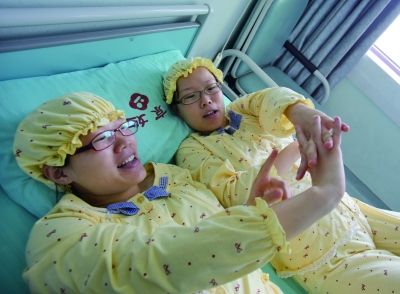生完寶寶后姐妹倆在床上聊天。