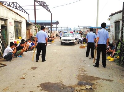 民警繳獲木棍。 讀者供圖