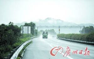 　當(dāng)天事故發(fā)生的現(xiàn)場處于一個彎道，很多司機反映說來不及減速。