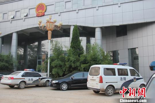泊頭市人民法院院內(nèi)仍停有無(wú)牌制式警車，涉事人員與記者沖突地點(diǎn)僅距法院不足50米。穆玉良 攝