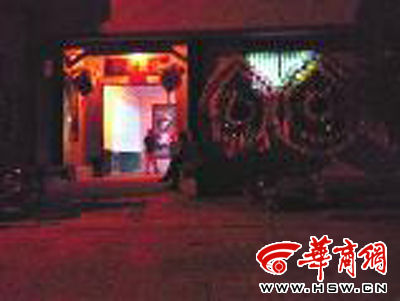 昨晚8時許，老人的大兒子的家正在辦喪事，屋外擺放著花圈 本報記者張超攝