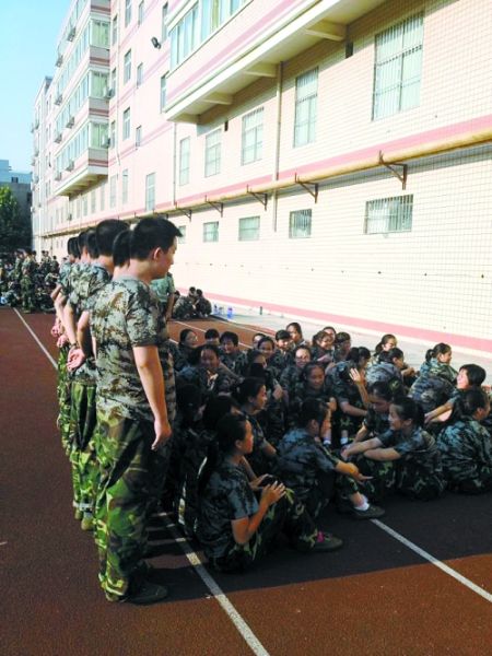 女孩們說，這道“人影陰涼”，為高中時代的記憶鑲上了一顆珍珠 網(wǎng)友供圖