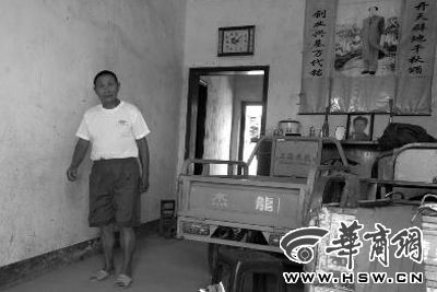 8月16日，在家中接受監(jiān)外執(zhí)行4年刑期的汪衛(wèi)國（化名）剛剛送走家訪的法官。