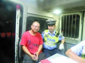 冉強(qiáng)開(kāi)心地接受了民警的處罰和教育。高新區(qū)交巡警支隊(duì)供圖