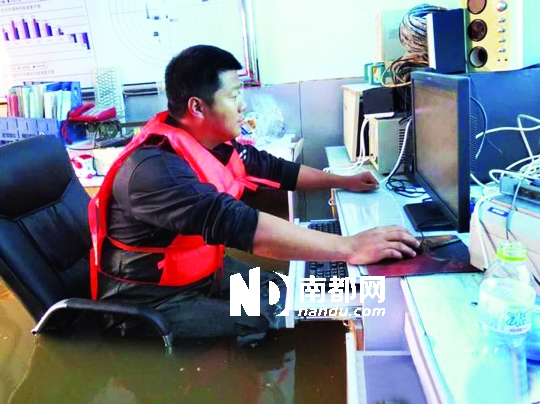 8月31日，黑龍江撫遠(yuǎn)氣象局人員在工作中，洪水已將椅座淹沒。圖片來源：中國氣象網(wǎng)