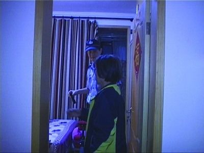 民警幫老人檢查沒發(fā)現(xiàn)有炸彈。