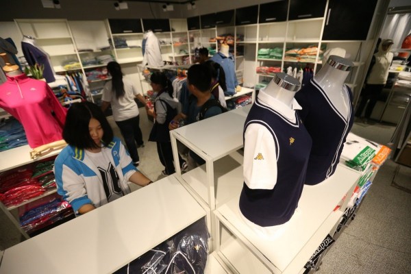　9月12日，北京，十一學(xué)校在推出三大類、超過40款“最潮”校服，吸引學(xué)生搶購(gòu)。