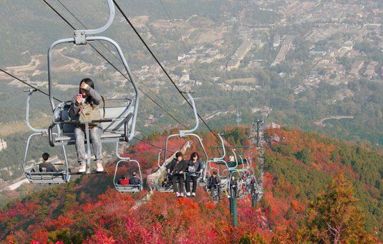 　香山公園“吊籃式”纜車除防護(hù)杠外，無其他防護(hù)措施。（資料圖）