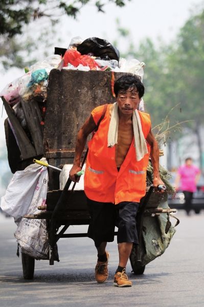滿滿一車?yán)辽儆?00斤。本版圖文均據(jù)CFP