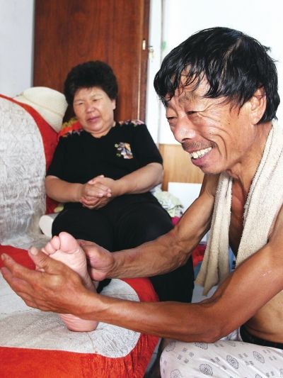 慈成富為老伴按摩。