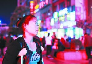 走在燈火闌珊的蘭州街頭，史女士迷茫無助。