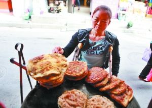 手頭拮據(jù)，每天只能吃一頓飯。