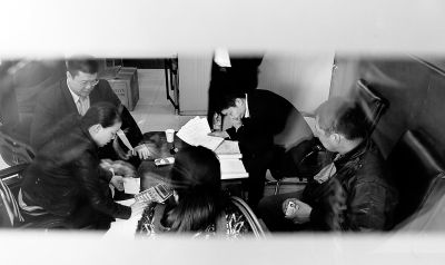 今天上午，喜隆多接待處內(nèi)，市場管理方與商戶核對租金和抵押金數(shù)目
