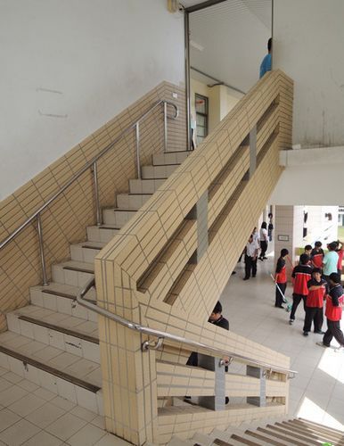高職樓梯口傳出情殺，嚇壞一群學(xué)生。圖片來源：臺灣媒體