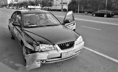 昨日，朝陽區(qū)林萃路，因連撞“克隆”車，的哥劉師傅的車輛受損送修。新京報(bào)記者 黃月 攝