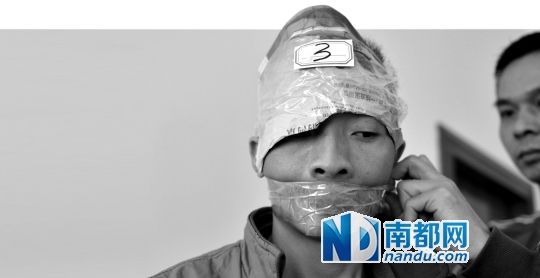 為了防止犯罪嫌疑人串供，民警用膠帶將犯罪嫌疑人的嘴封住。